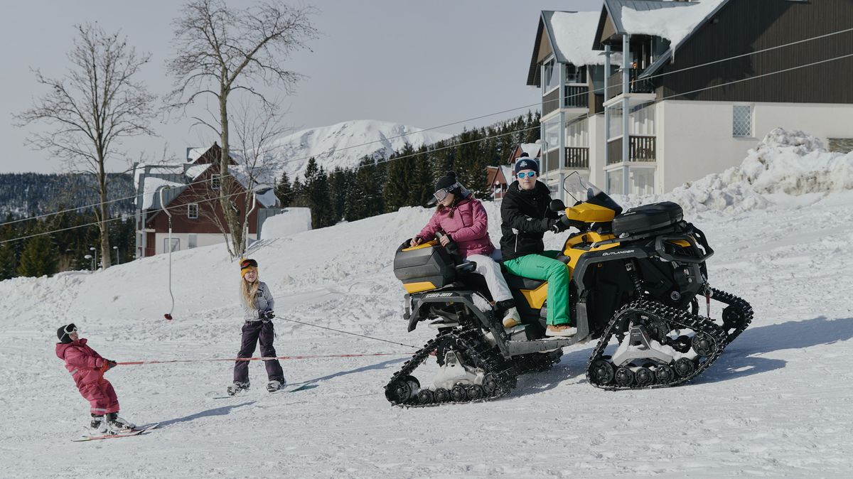 Naoko pracují z domu, ale vyrazili na lyže. Tak vypadá „jiná“ sezóna na horách